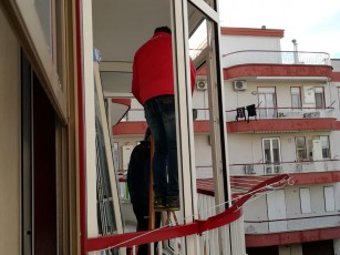 chiusura di un balcone realizzato in alluminio taglio termico. cantiere sito in ruvo di Puglia (3)