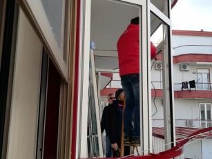 chiusura di un balcone realizzato in alluminio taglio termico. cantiere sito in ruvo di Puglia (5)