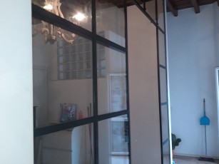 centro storico in Bari, Vetrata interna all'appartamento per dividere ambienti realizzata in ferro (3)