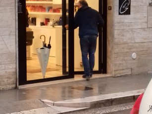 vetrina di accesso ad un negozio di parrucchiere. Struttura realizzata in LEGA PALLADIO - molfetta