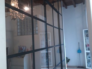 centro storico in Bari, Vetrata interna all'appartamento per dividere ambienti realizzata in ferro (4)
